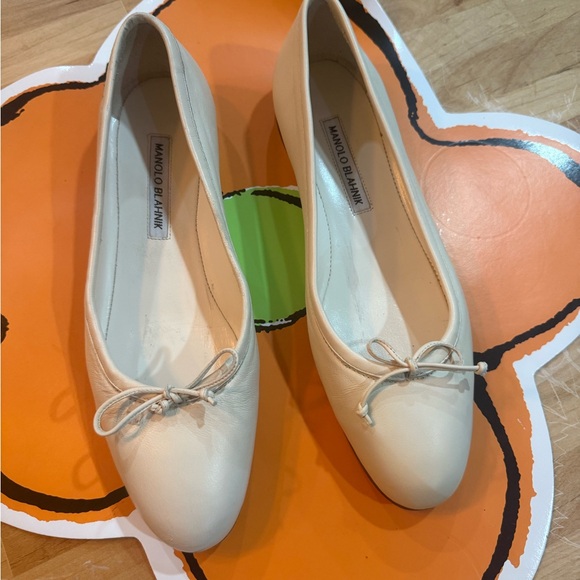 Manolo Blahnik Cream Leather Ballet Flats with Bow Accent - Picture 2 of 13